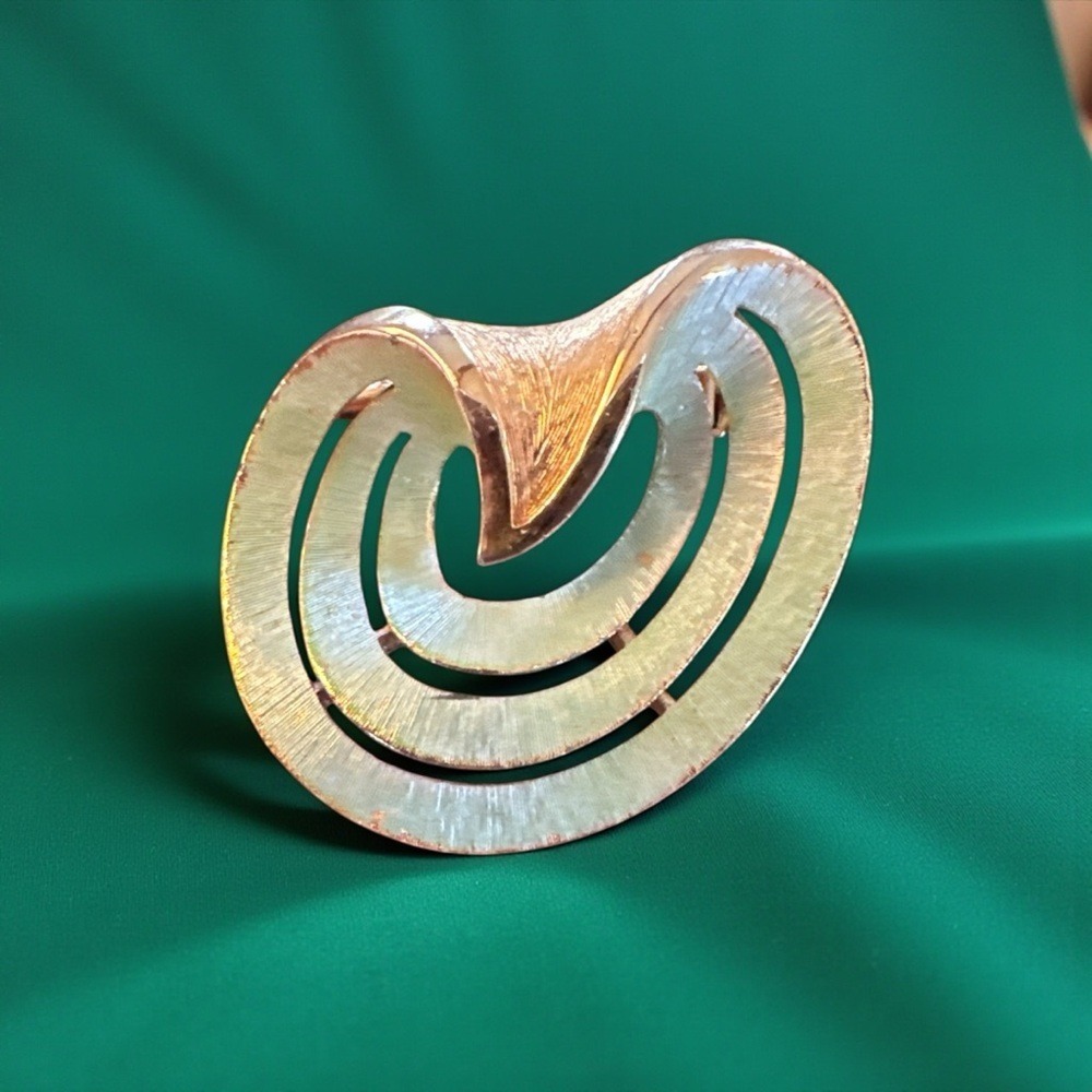 VTG Signed JJ‎ Green and Gold Tone Abstract Brooch